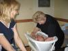 oma Mien doet Merijn in bad, geplaatst door papa Boudewijn op 2004-06-08
