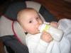 Merijn drinkt zelf zijn flesje leeg., geplaatst door mama Lizanne op 2004-11-01