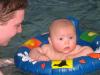 Merijn aan het zwemmen in Center Parcs met papa., geplaatst door mama Lizanne op 2004-11-15