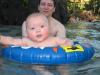 Merijn aan het zwemmen in Center Parcs met papa., geplaatst door mama Lizanne op 2004-11-15