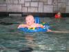 Merijn aan het dobberen op het water in Center Parcs., geplaatst door mama Lizanne op 2004-11-15