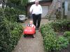 Merijn zit in zijn nieuwe wagen en opa is aan het duwen., geplaatst door mama Lizanne op 2005-04-30