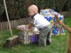 Merijn bij de nog uit te pakken kado`s..., geplaatst door mama Lizanne op 2005-05-30