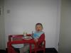 Merijn aan het eten aan zijn tafel., geplaatst door mama Lizanne op 2006-05-17
