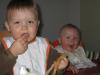 Merijn en Jesse aan tafel., geplaatst door mama Lizanne op 2006-05-17