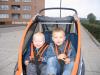 Merijn en Jesse samen in de fietskar tijdens het hondenuitlaten., geplaatst door mama Lizanne op 2006-10-11