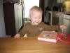 Jesse boekje lezen aan de tafel., geplaatst door mama Lizanne op 2006-10-17