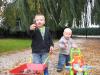Merijn en Jesse samen aan de wandel., geplaatst door mama Lizanne op 2006-10-26